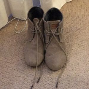 toms close toed wedges